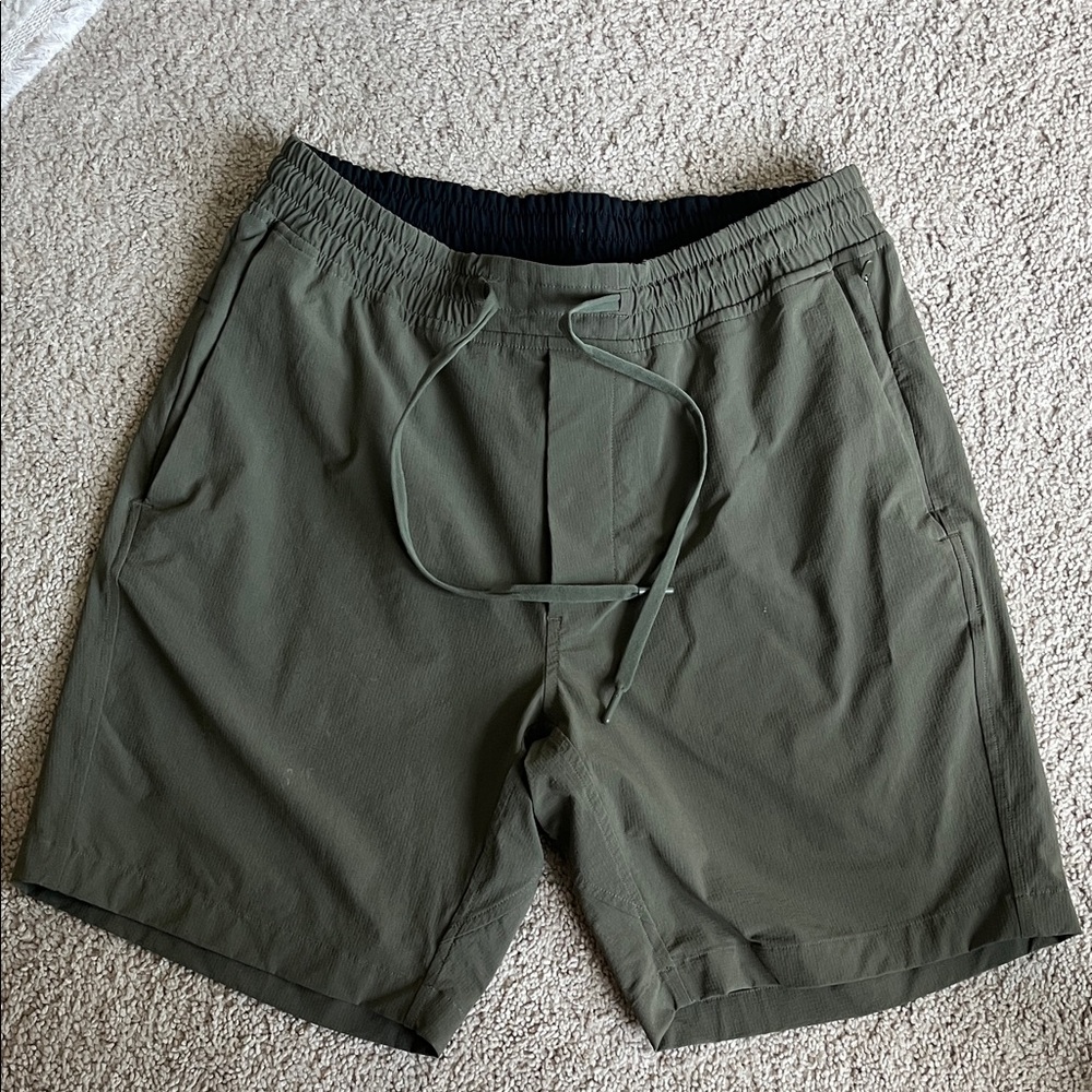 Men’s lululemon woven medium green shorts